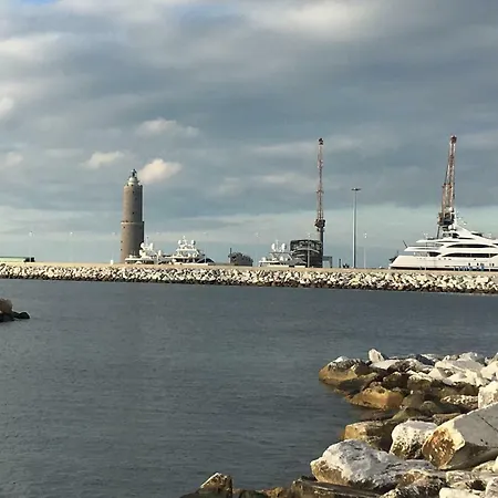 New Maria's House Livorno. Il Cisternone شقة ليفورنو